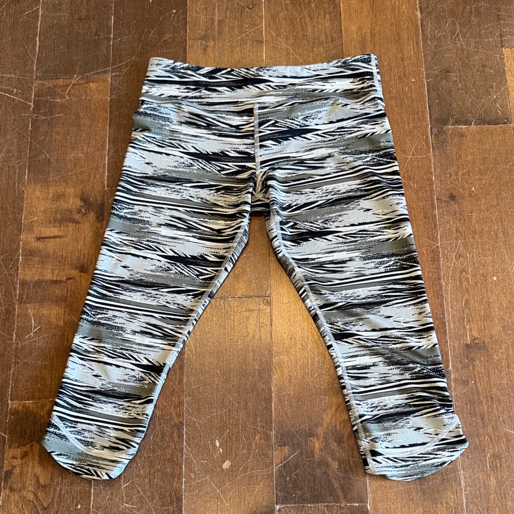 Zumba Fitness Black and Gray Patterned Capris